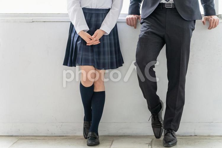 教室で話す女子学生と先生（高校生） 高校生,恋人,青春の写真素材