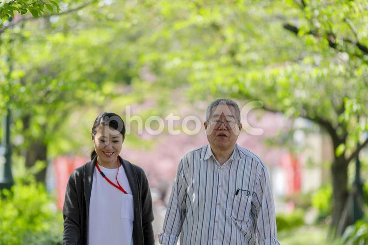 シニア男性と介護イメージ 高齢者,男性,介護福祉士の写真素材