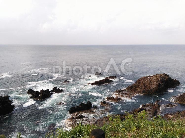 日本海の岩と波 海,波,岩の写真素材