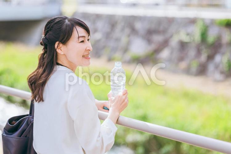 熱中症対策に水分補給するビジネスウーマン ビジネスウーマン,ダイエット,ワーママの写真素材