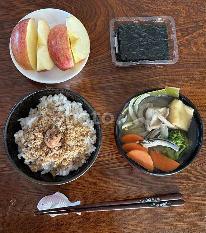 古代米にさばフレークとかつお梅などの朝食 朝食,古代米,ご飯の写真素材