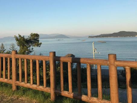 香川県高松市 牟礼 道の駅公園から見た海 香川県高松市 牟礼 道の駅公園から見た海の写真