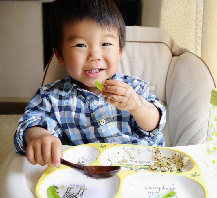 食事をする2歳の男の子 子供,二歳児,男の子の写真素材