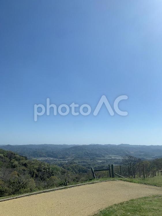 青空と山並みが広がる自然歩道の風景 山,青空,空の写真素材