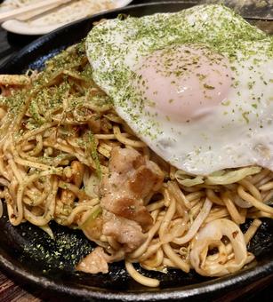 焼きそばに目玉焼き 焼きそばに目玉焼き 焼きそば,広島風,お好み焼きソースの写真素材