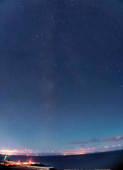 厚田サンセットテラスからの星空と流星 厚田サンセットテラスからの星空と流星の写真