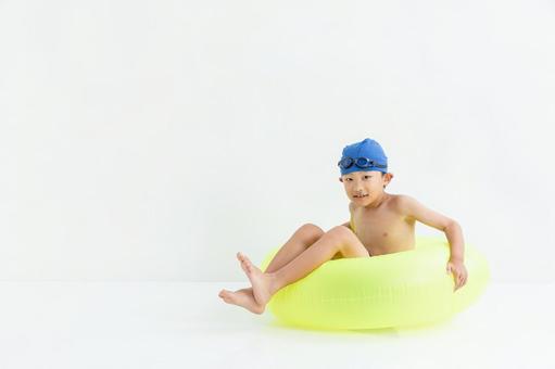 浮き輪で遊ぶ男の子 浮き輪で遊ぶ男の子 男の子,水着,白背景の写真素材