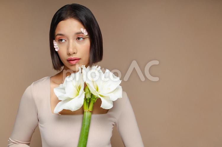 白い花を持つフラワーメイクの女性 女性,アマリリス,白の写真素材