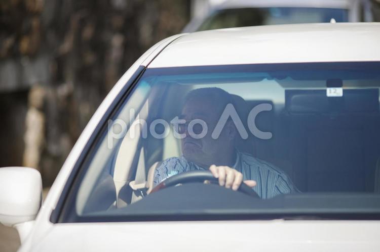 高齢者男性と車の運転 高齢者,男性,日本人の写真素材