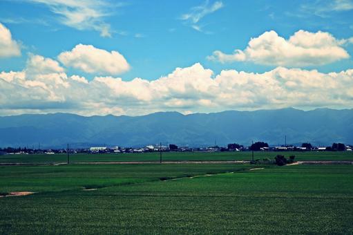 入道雲と夏空と山並みと田園風景 入道雲と夏空と山並みと田園風景 入道雲,夏空,青空の写真素材