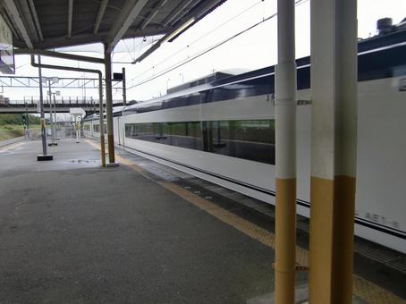白井駅を通過するスカイライナー-2 白井駅を通過するスカイライナー-2の写真