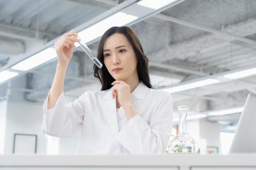 実験をする白衣の若い女性研究者 実験をする白衣の若い女性研究者 研究,サイエンス,実験の写真素材