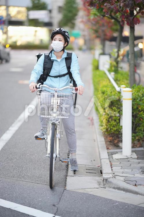 自転車に乗るフードデリバリーの女性 女性,日本人,フードデリバリーの写真素材