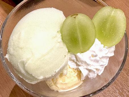 シャインマスカットが乗ったデザート 01 アイスクリーム,ホイップクリーム,シャインマスカットの写真素材