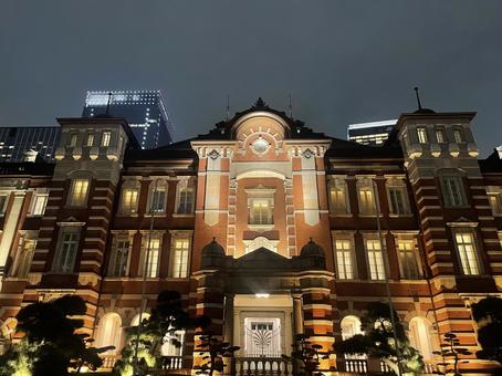 夜の東京駅の写真