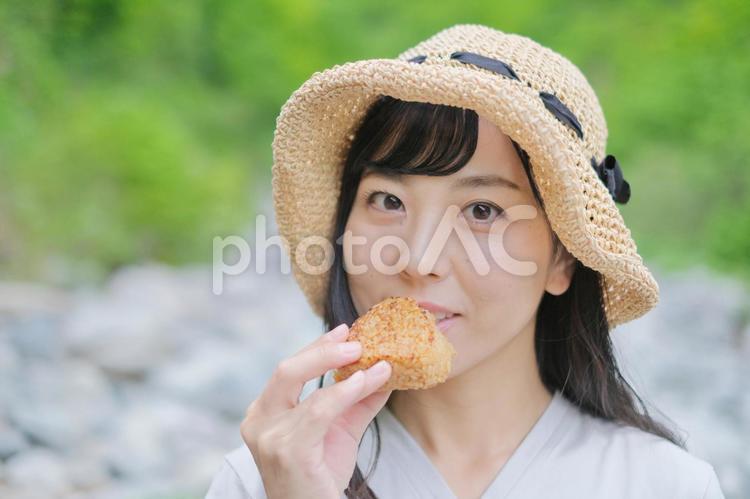 焼きおにぎりを食べる山ガール 山ガール,女性,日本人の写真素材
