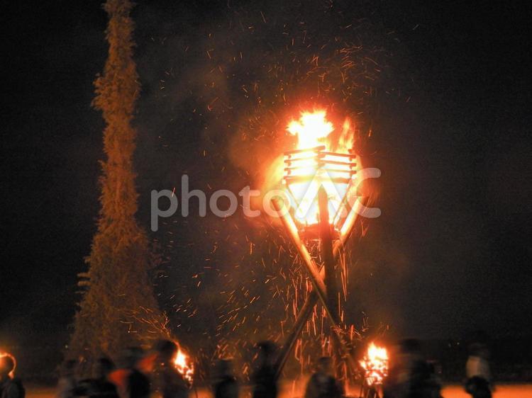 夜空を焦がす大かがり火 かがり火,炎,イベントの写真素材