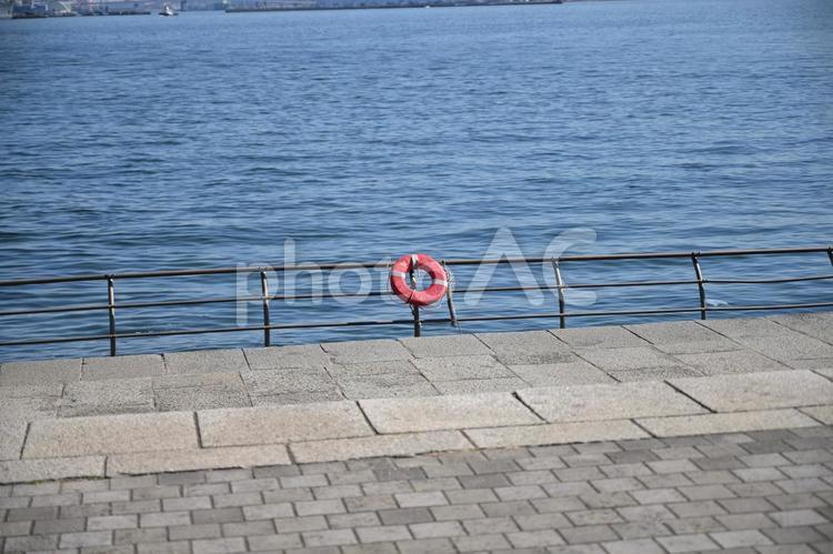 横浜の海に浮かぶ赤い浮き輪 横浜,海岸,旅行の写真素材