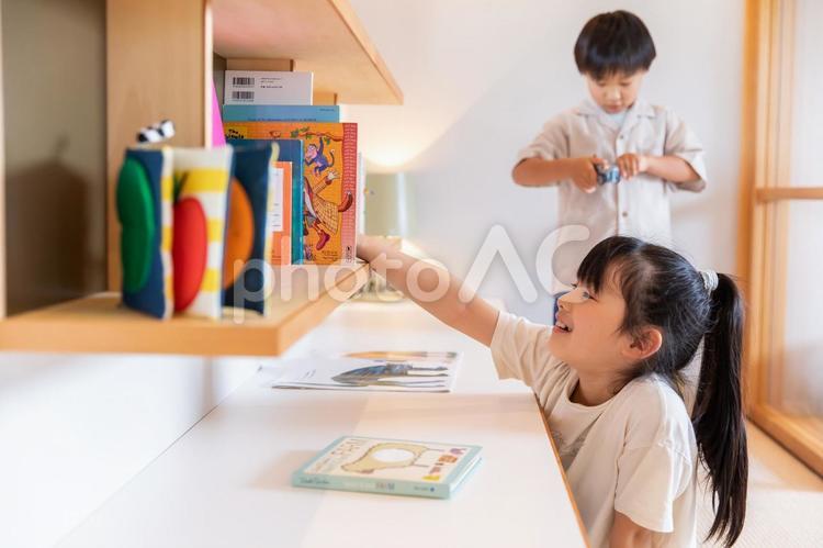 子供部屋の風景　 子ども部屋,子ども,兄妹の写真素材