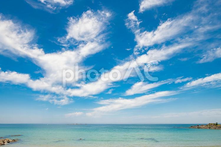 海岸沿いから眺める風景 ビーチ,コピースペース,ブルーの写真素材