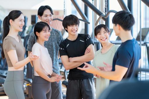 スポーツジムでトレーニングをする若い男女 スポーツジム,フィットネス,ダイエットの写真素材