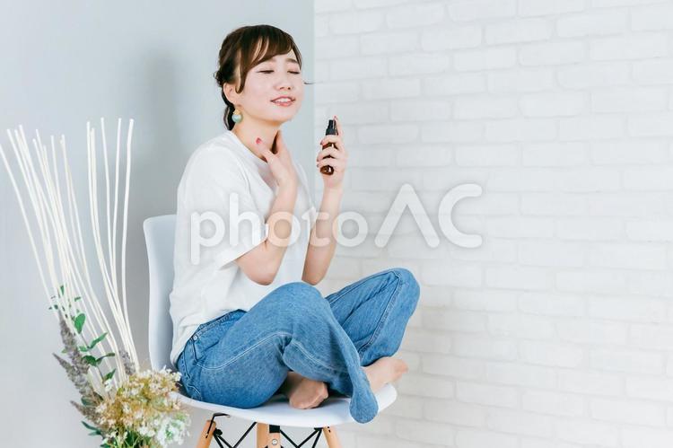 ネックケアするアジア人女性（首） ネックケア,首,スキンケアの写真素材