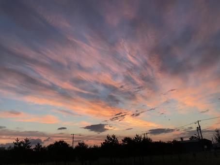 赤い朝焼けの空 自然,田舎,朝焼けの写真素材