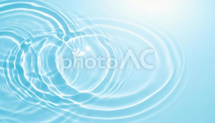 明るい水色の背景に映える爽やかな水の波紋 水,波紋,青の写真素材