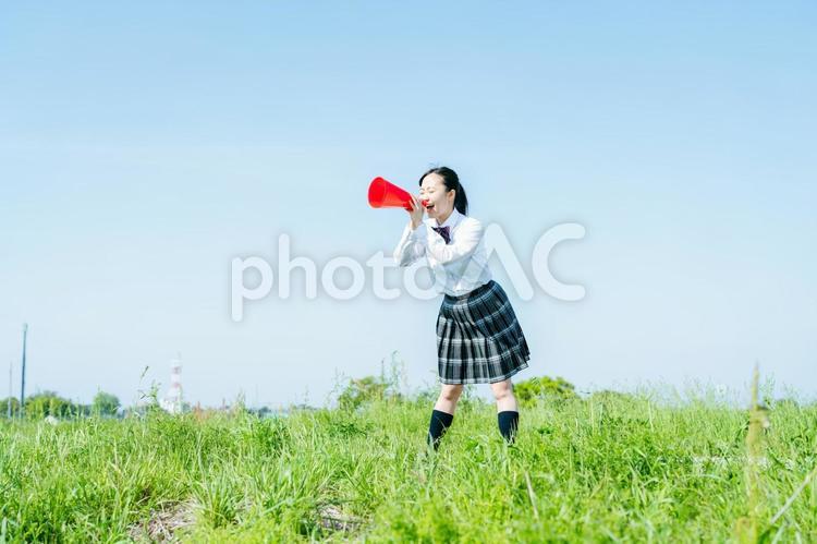 メガホンを持って応援する高校生 高校生,応援,メガホンの写真素材
