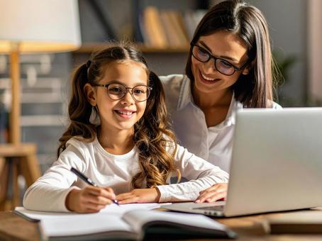 勉強を教える女性 勉強を教える女性の写真