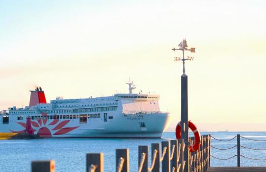 朝日を浴びて入港するフェリー① 朝日を浴びて入港するフェリー①の写真