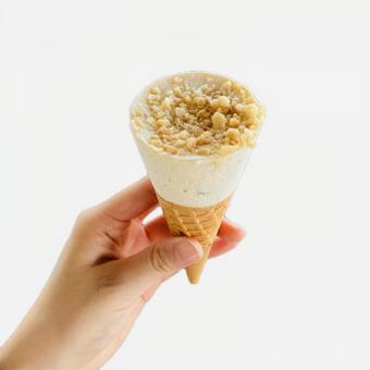 バタークッキークランチのコーンアイス バタークッキークランチのコーンアイスの写真