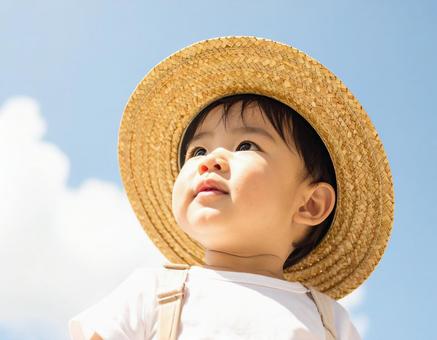 青空と子供、楽しいお出かけの写真