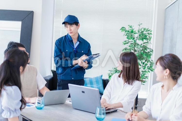 打ち合わせをするビジネスパーソン 中国人,会議,デスクの写真素材