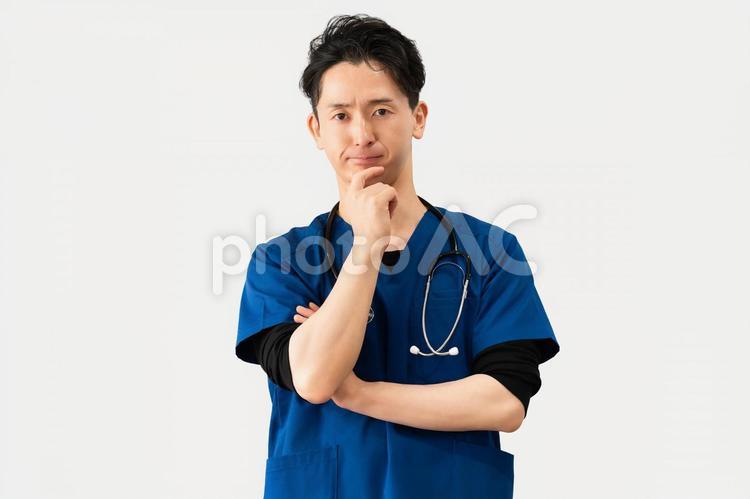 真剣な表情で考える医療スタッフの男性 男性,医療,医者の写真素材