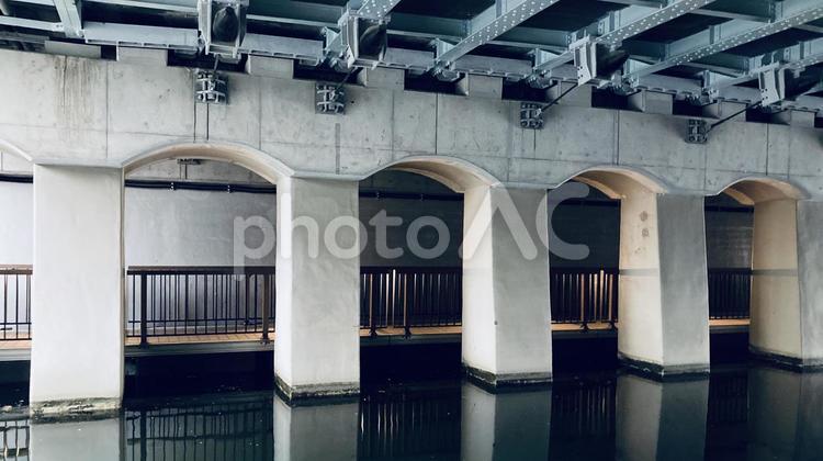 橋の下の用水路と橋げた 橋,橋げた,橋の下の写真素材