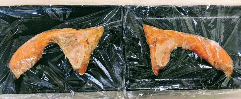 ラップをした２尾の鮭の切り身 ２尾,ラップ,焼鮭の写真素材