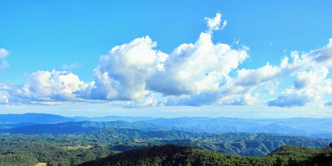 初秋の風景/山並みと空と雲 初秋の風景/山並みと空と雲 空,雲,山並みの写真素材