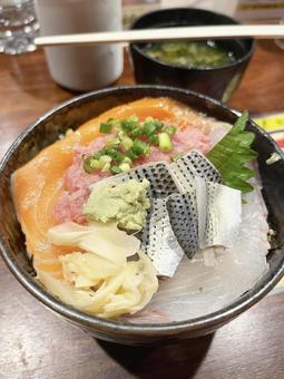 新鮮な海鮮丼 新鮮な海鮮丼の写真