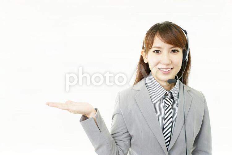 案内する笑顔のオペレーター オペレーター,女性,コールセンターの写真素材