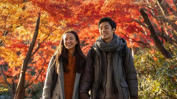 紅葉デートを楽しむカップル 紅葉デートを楽しむカップルの写真