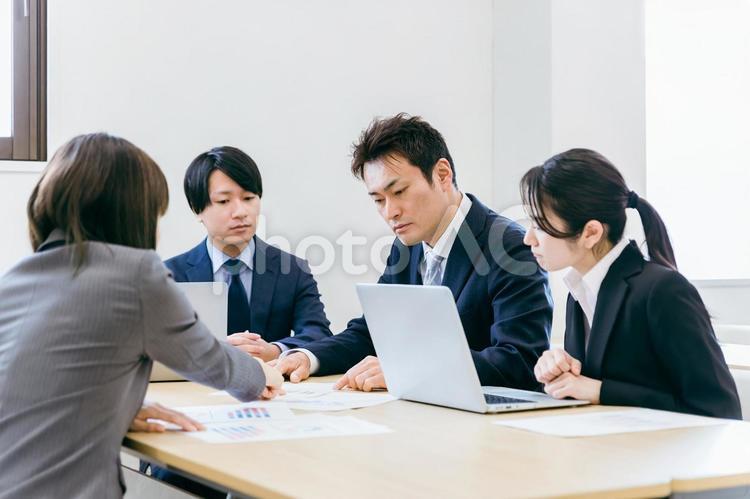 会議で業績課題を話し合う男女（クレーム） 会議,課題,業績の写真素材
