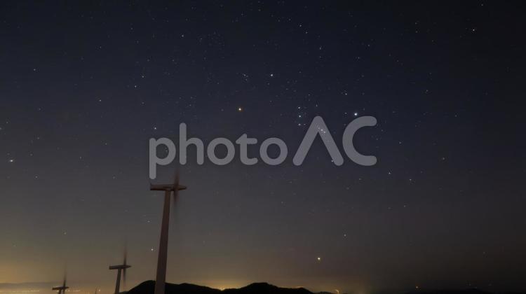 風が星をなぞる夜 風力発電機,オリオン座,星空の写真素材