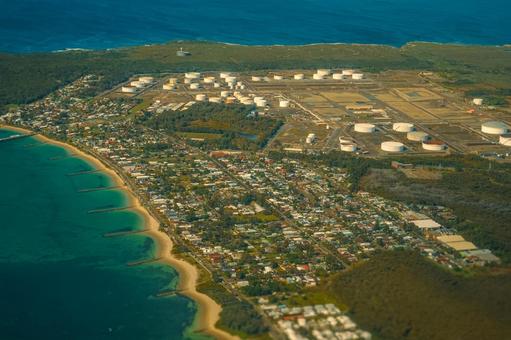 海沿いの町の全景 海,海岸線,街並みの写真素材