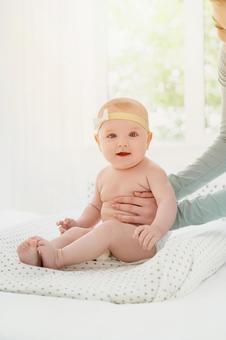 窓際の明るい場所でお座りする赤ちゃん 窓際の明るい場所でお座りする赤ちゃん 赤ちゃん,かわいい,お座りの写真素材