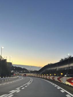 夜明けの道路 朝焼け,朝空,風景の写真素材