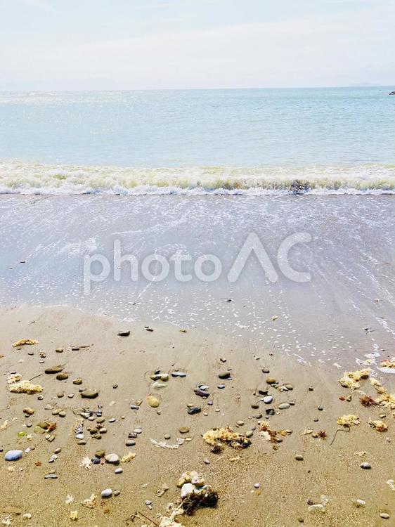 綺麗な海の波打ち際と砂浜の背景壁紙素材 海,波,波打ち際の写真素材