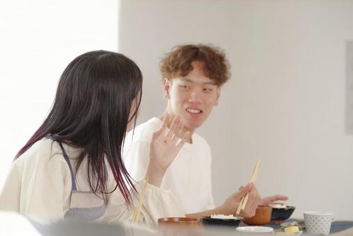 幸せそうに食事をする若いカップル 笑顔,幸せ,新婚の写真素材