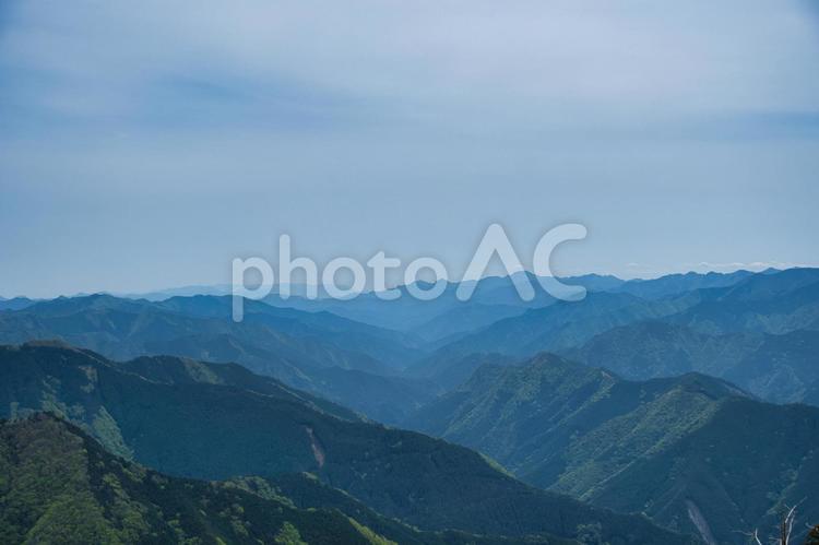 山頂からの風景3 新緑,森,森林の写真素材