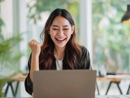 ガッツポーズする女性の写真